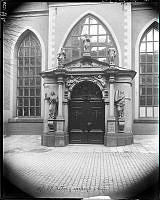 Tyska Kyrkans södra portal, Svartmangatan 14