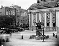 Riddarhustorget med Gustav Vasa statyn. I bakgrunden Gamla Riksarkivet t.v. och  Riddarhuset.