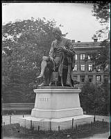 Staty av Carl Wilhelm Scheele på Floras kulle, Norra Humlegården.