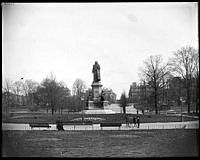 Staty av Carl von Linné i Humlegården.
