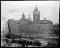 En modell av slottet Tre kronor på Gustav Adolfs Torg. Modellen uppförd med anledning av Gustav II Adolfs jubileum. I förgrunden Norrbro och Jakobs kyrka i bakgrunden