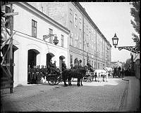 Hästdragna vagnar framför Katarina brandstation. I bakgrunden Sivertska kasernen.