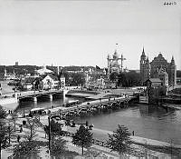 Utsikt över 1897 års utställningsområde på Djurgården. Längst t.v. Djurgårdsbron och närmast den tillfälliga bron till området sett från Strandvägen.