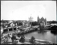 Utsikt över 1897 års utställningsområde på Djurgården. Längst t.v. Djurgårdsbron och närmast den tillfälliga bron till området sett från Strandvägen.