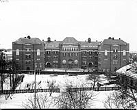 Matteus folkskola i hörnet av Norrtullsgatan och Vanadisvägen vintertid