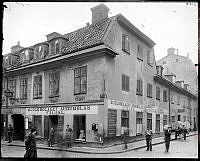 Norrlandsgatan 11 i hörnet av Mäster Samuelsgatan.  Alfred Nobels födelsehus.