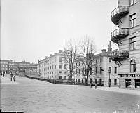 Fredrikshovsgatan. Närmast Storgatan och Fredrikshov slott t.h. I fonden Garnisonen.