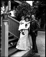 Prins Carl med fru prinsessan Ingeborg och barnet Margareta vid Parkudden på Djurgården