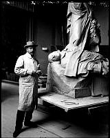 Porträtt av skulptör Theodor Lundberg.