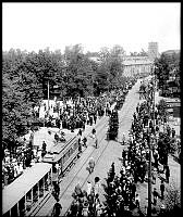 Kortege på Sturegatan och Sturevägen, i korsningen mot Valhallavägen, i samband med Olympiska spelen 1912 . I fonden Stockholms stadion.