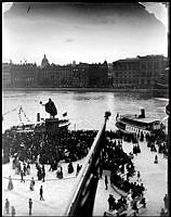 Kejsar Vilhelm II besöker Stockholm. Mottagning vid Gustav III:s staty på Skeppsbron sett ifrån Slottsbacken.