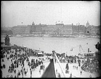 Skeppsbron sedd från Slottsbacken med anledning av Kejsar Vilhelm II:s besök i Stockholm. I bakgrunden Blasieholmen.