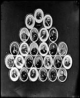 Grupporträtt bestående av 26 st. medaljongbilder av olika herrar.