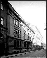 Arsenalsgatan 6, 4 och 2. Bankaktiebolaget Södra Sverige är inrymt i 3:e huset från höger.