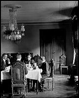 Familjen A. O. Alrutz runt matsalbordet pingstdagen 1893.