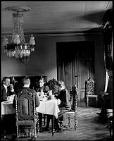 Familjen A. O. Alrutz runt matsalbordet pingstdagen 1893.