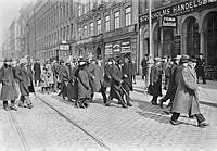 När Lenin passerade Stockholm den 13 april 1917. Vid Lenins sida Ture Nerman. Bakom dem bl.a. Carl Lindhagen.