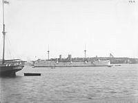 Amerikanska pansarfartyget Baltimore med Djurgården i bakgrunden.