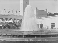 Konstindustriutställningen 1909. Parti av nedre gården med stora fontänen.