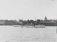 Krigsfartyg på Strömmen med Katarinaberget i bakgrunden.