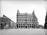 Stureplan mot Sturegatan och Biblioteksgatan. Stureplan 8 byggdes 1883 och inrymde Restaurang Anglais, huset med Hotel Anglais revs 1955.