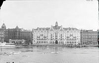 Grand Hotel  och Fersenska palatset, Sörensenska huset, från Skeppbrokajen.