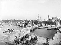 Stockholmsutställningen 1897. Vy från Strandvägen över Djurgårdsbron och Djurgården.