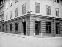 Apoteket Korpen, Västerlånggatan 6 i hörnet av Salviigränd. Apoteket öppnar på denna adress år 1924.