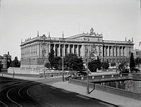 Riksdagshuset och Norrbro från Lejonbacken. I fonden syns gamla rannsakningshäktet, rivet 1930.