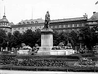 Karl XIII:s staty i Kungsträdgården. Kungsträdgårdsgatan i fonden.