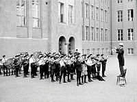 Skolorkester på skolgården vid Adolf Fredriks folkskola.