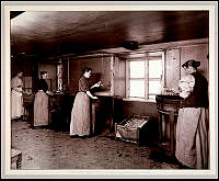 Interiör från Barnängens Tekniska Fabriker. Fyra kvinnor tvättar bläckflaskor vid träbaljor. Bondegatan 61 - 63.