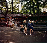 Kungsträdgården. Två yngre kvinnor som sitter på en bänk vid uteservering, Tavern Sankt Erik.
