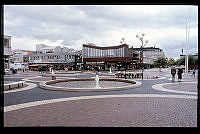 Vällingby centrum. Vällingbyplan sett från väster. Stenläggning i cirkelmönster och fontäner med marmor.