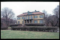 Lilla Rosenvik, Djurgårdsvägen 120. Villan sedd med trädgården. Fasad mot sjön.