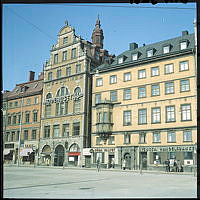 Exteriörer av husen Kornhamnstorg 47 - 51. Svenska handelsbanken i mitten och Scharenberska huset till höger.