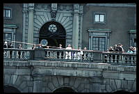 Påven Johannes Paulus II på besök i Stockholm. Påven tills. med Kung Carl XVI Gustaf och Drottning Silvia på Lejonbacken.