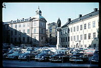 Bilparkering på Birger Jarls Torg. Birger Jarls Torg sett mot Wrangelska palatset, t.v. och Stenbockska palatset, t.h.