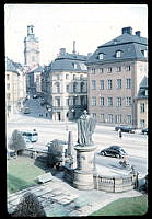 Riddarhustorget sett från Riddarhuset. Till vänster Storkyrkobrinken mot Storkyrkan. Framför Riddarhuset står Gustav Vasastatyn. Till höger Ryningska palatset.
