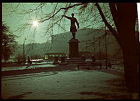 Vinterbild av Karl XII:s torg med Karl XII:s staty. Vy mot Slottet.