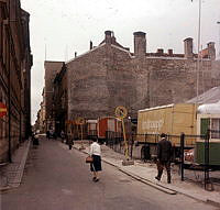 Beridarbansgatan sedd mot Brunkebergstorg. Till höger kvarteret Skansen. På rivningstomt i förgrunden står Knäppupprevyns turnévagnar.
