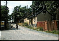Lundagatan sedd västerut mot Skinnarviksparken vid Lilla Hargränd. Till höger ett bostadshus i trä och sten, Lundagatan 6.