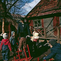 Ingemar Gram med barn i parkleken vid Saltmätargatans förlängning i Observatorielunden.
