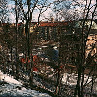 Observatorielunden från kullen, över parkleken och Handelshögskolan mot Sveavägen.