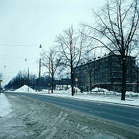 Valhallavägen vid korsningen av Erik Dahlbergsgatan. Vy åt nordväst.