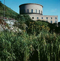 Observatorielunden mot Stadsbibliotekets södra fasad.