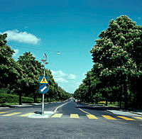 Drottningholmsvägen åt nordost mot Brommaplan. Övergångsställe med gula streck och trafikskyltar.