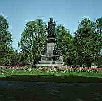Linné-statyn i Humlegården.