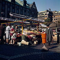 Torgstånd med frukt och grönsaker på Hötorget framför varuhuset PUB.