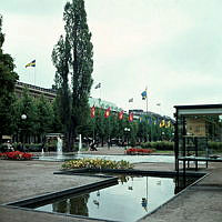 Utställningsmonter och dammar med fontäner i norra Kungsträdgården. Vy mot allén vid Kungsträdgårdsgatan.